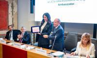 Consegna della targa di Ambassador a Elisabetta Gregoraci