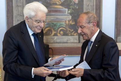 Mattarella riceve l'ultimo libro del prof. Schittulli