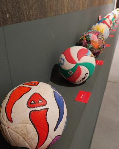 I palloni con le impronte e le firme delle pallavoliste
