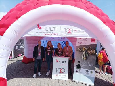 Lo stand della LILT al Giro d'Italia al villaggio allestito a Piazza del Plebiscito