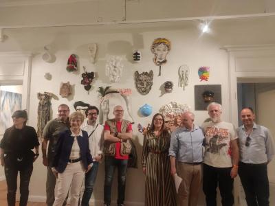 La Presidente Lilt Novara, con il curatore della mostra, i titolari della Galleria e alcuni artisti