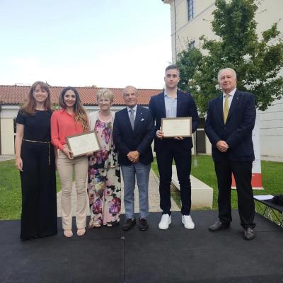 Il Presidente Nazionale Prof. Francesco Schittuli e la Presidente Lilt Novara premiano i vincitori della borsa di studio