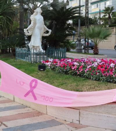 Sciarpa Rosa dalla Statua Primavera di Sanremo 