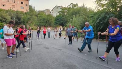 Tutti pronti alla partenza per la camminata con i bastoncini