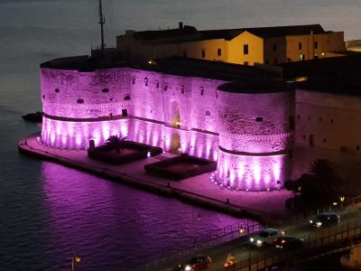 Il Castello Aragonese di Taranto illuminato di rosa