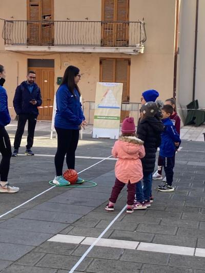 Bambini alle prese con attività