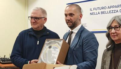 Un momento della consegna dei macchinari