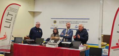 Un momento della consegna dei macchinari