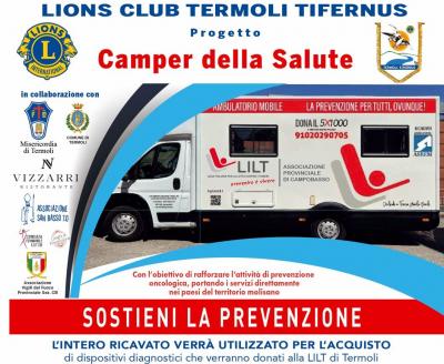 Un momento della consegna dei macchinari