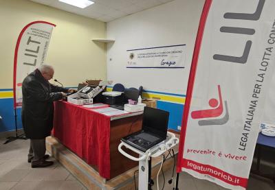 Un momento della consegna dei macchinari